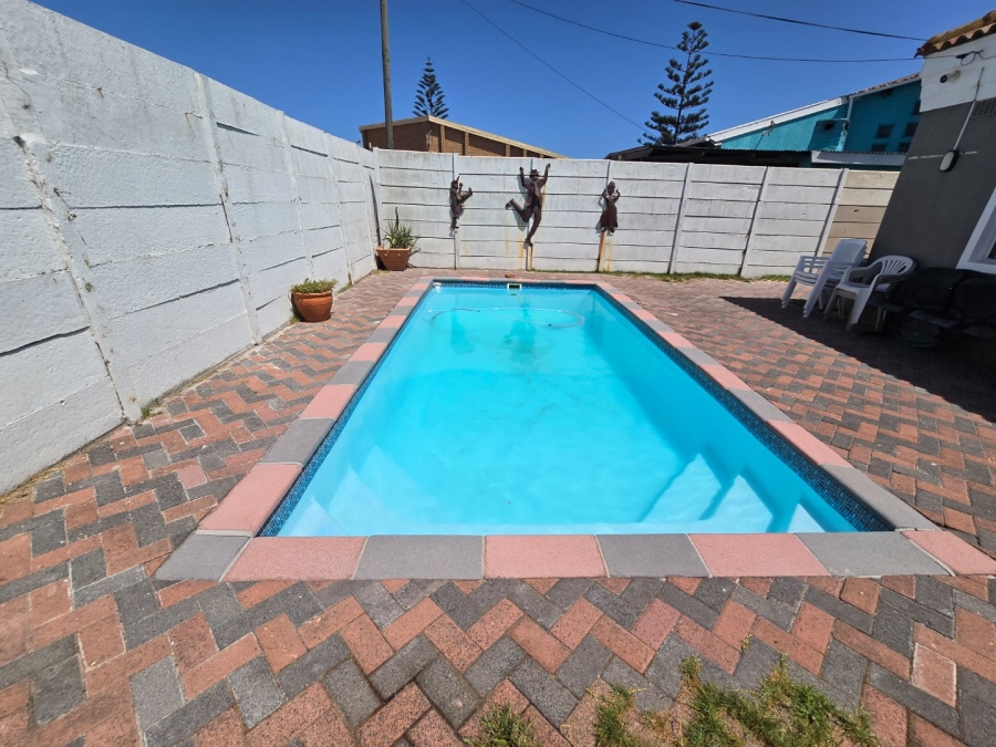 4 Bedroom Property for Sale in Wavecrest Western Cape